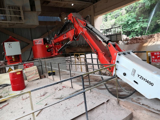 Station&auml;rer hydraulischer Steinbrecher