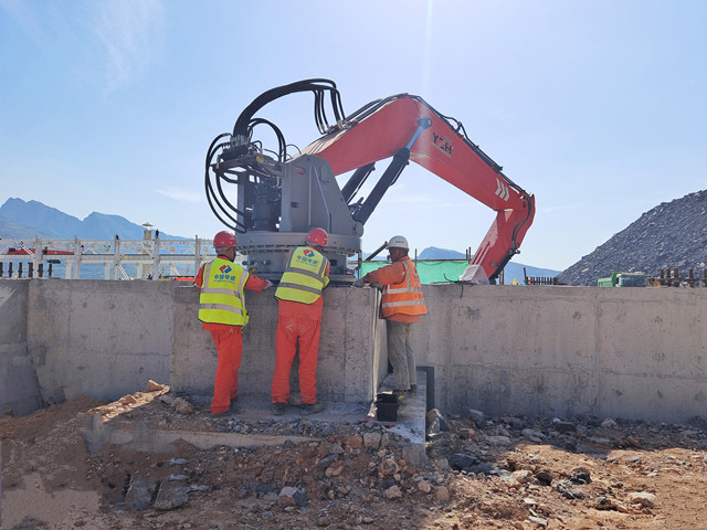 Syst&egrave;me de fl&egrave;che hydraulique fixe pour brise-roche