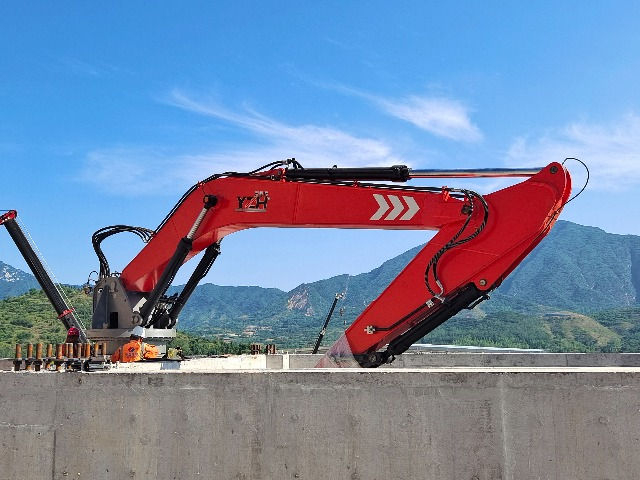 Uasmh&eacute;adaigh Aga f&oacute;naimh le C&oacute;ras Boom Rockbreaker YZH WHD1250