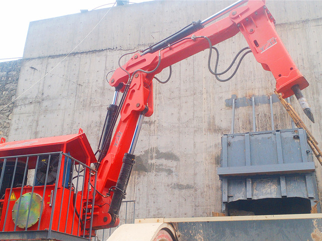 Rock Breaker Systems Break and Rake Big Rocks At The Jaw Crusher