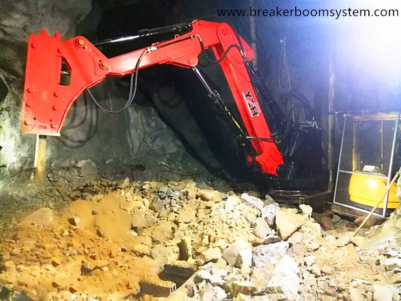 地下鉱山で稼働する定置式砕石ブームシステム