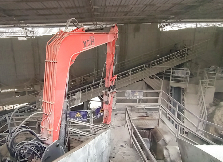 Chongqing Youbang hat erfolgreich ein YZH Pedestal Boom Rockbreaker-System installiert