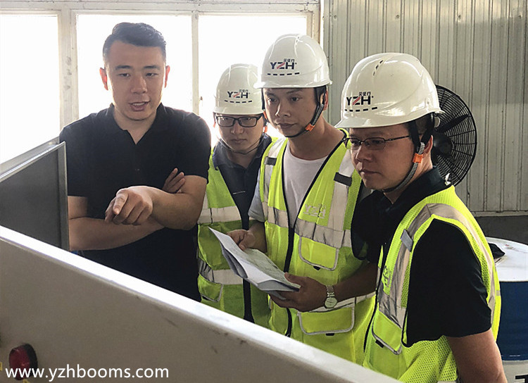 Nanchang Mineral Systems kam zur YZH-Fabrik, um das elektrohydraulische Sockel-Gesteinsbrecher-Auslegersystem abzunehmen