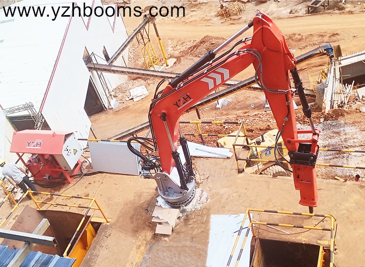 Pedestal Rock Breaker Boom Systems သည် ကြီးမားသော ကျောက်တုံးများကို တစ်ပြိုင်နက် ချိုးဖျက်ရန် မေးရိုး Crusher နှစ်ခုကို ကူညီပေးသည်