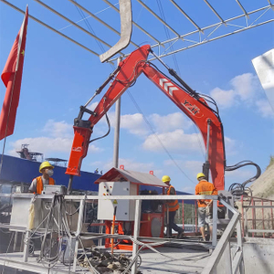 Statyczny system wysięgnika na cokole do blokowania kruszarki