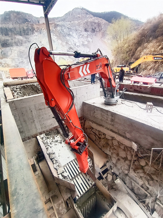 Hydrauliczny łamacz skał jest używany w kruszarkach szczękowych