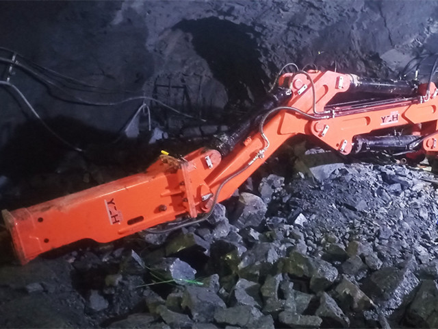 Stationary Rockbreaker Boom System Is Suited To Grizzly Application In Underground Mines