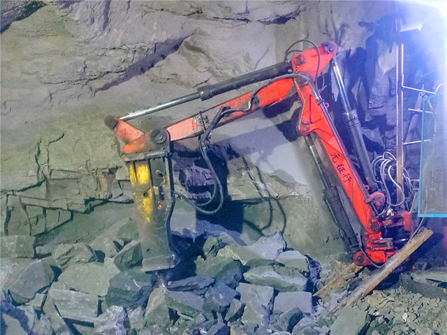Rockbreaker Boom System Is Suitable For Underground Mining