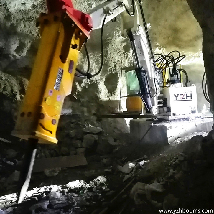 Ma&szlig;geschneidertes Sockel-Steinbrecher-Auslegersystem bricht Felsbrocken in einer unterirdischen Eisenmine