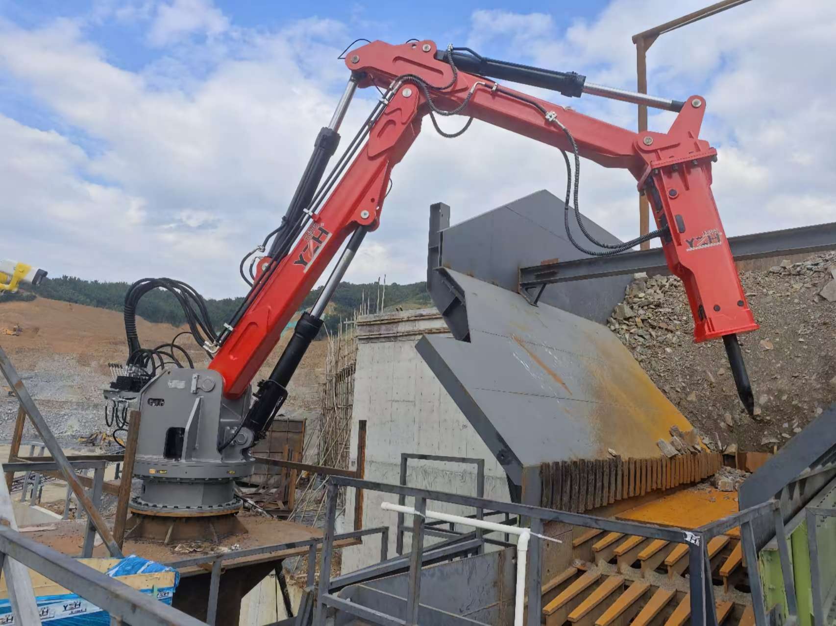 Mengekalkan Jaw Crusher Berjalan di Vietnam dengan BHA300 Fixed Rockbreaker Boom