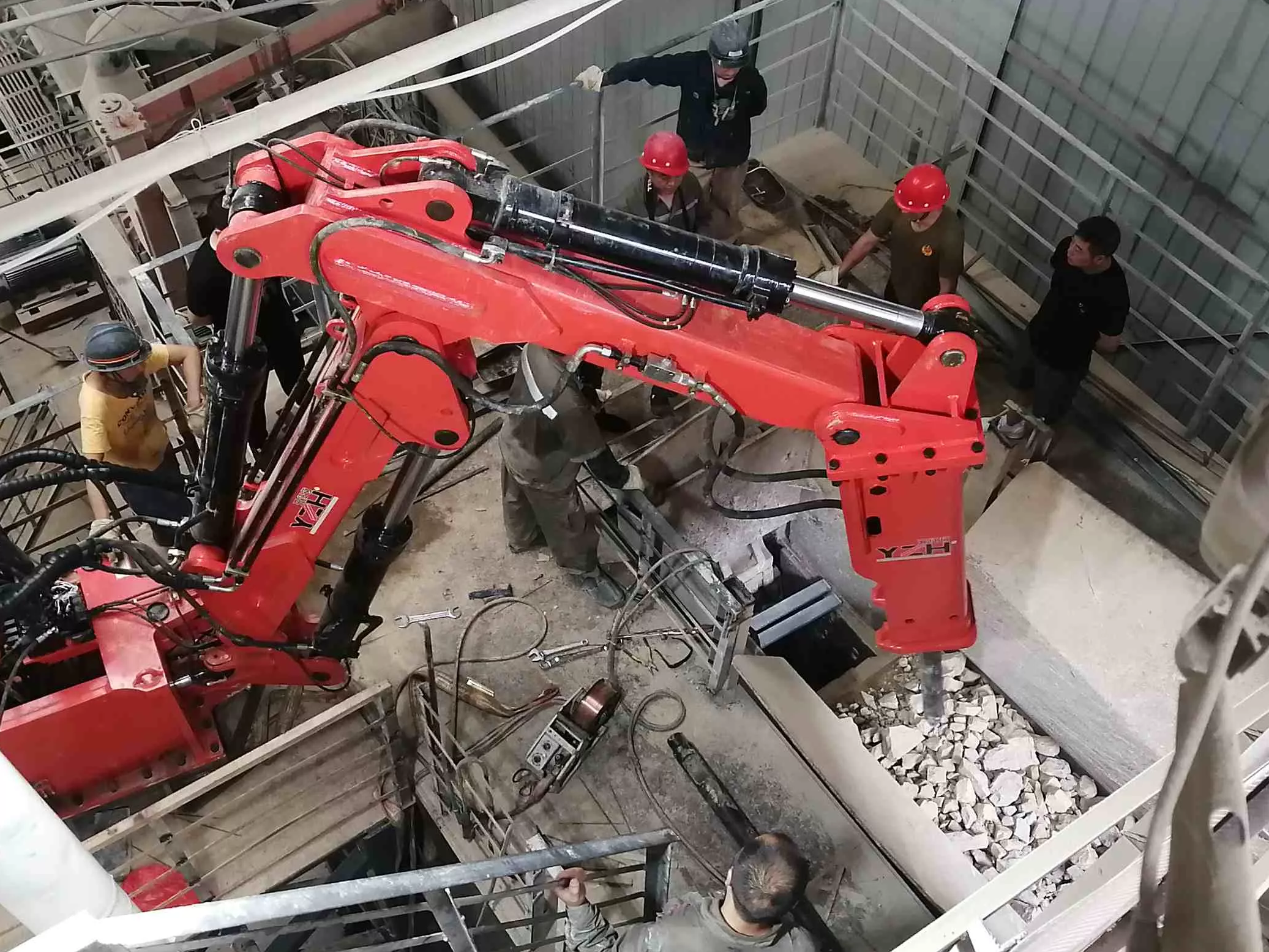 Impulsando la producci&oacute;n agregada en Indonesia con el brazo rompe rocas BC950
